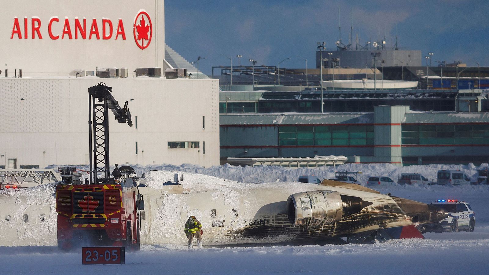 Al menos 15 heridos en un accidente de avión en Toronto - Telediario 1 | Ver