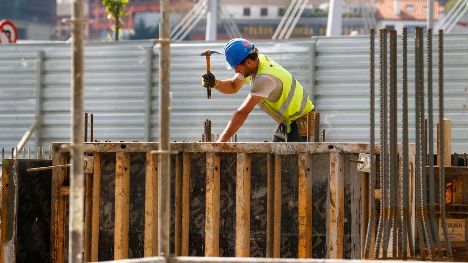 Avanzan las iniciativas para dejar exento de tributación el SMI - Telediario 1 | Ver