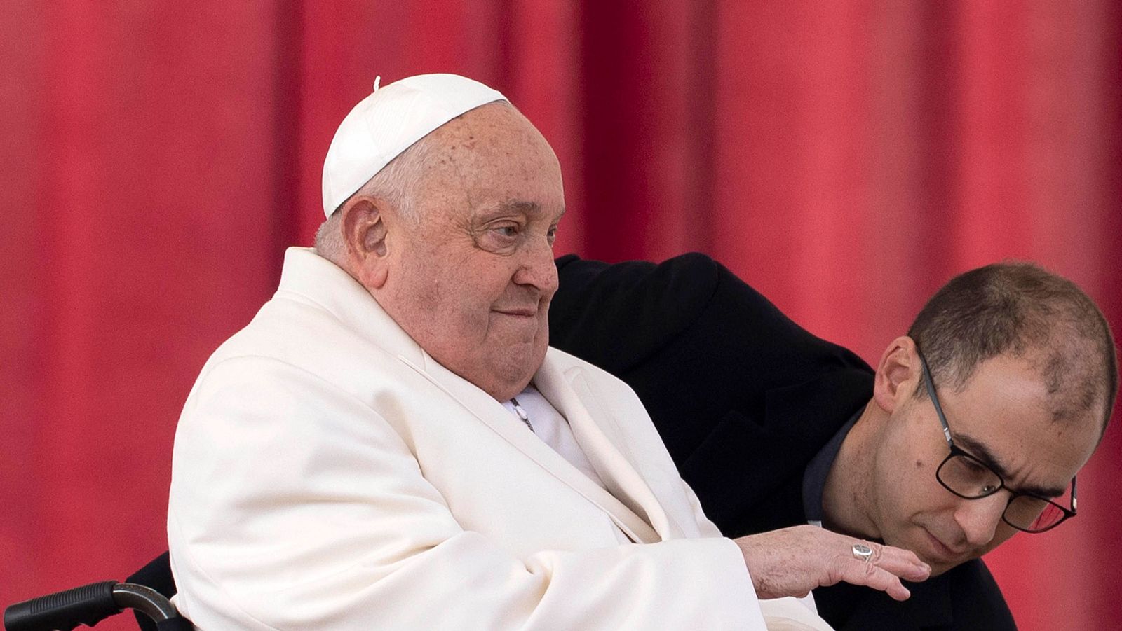 El papa sufre una neumonía bilateral y su cuadro clínico es "complejo" - La tarde en 24h | Ver