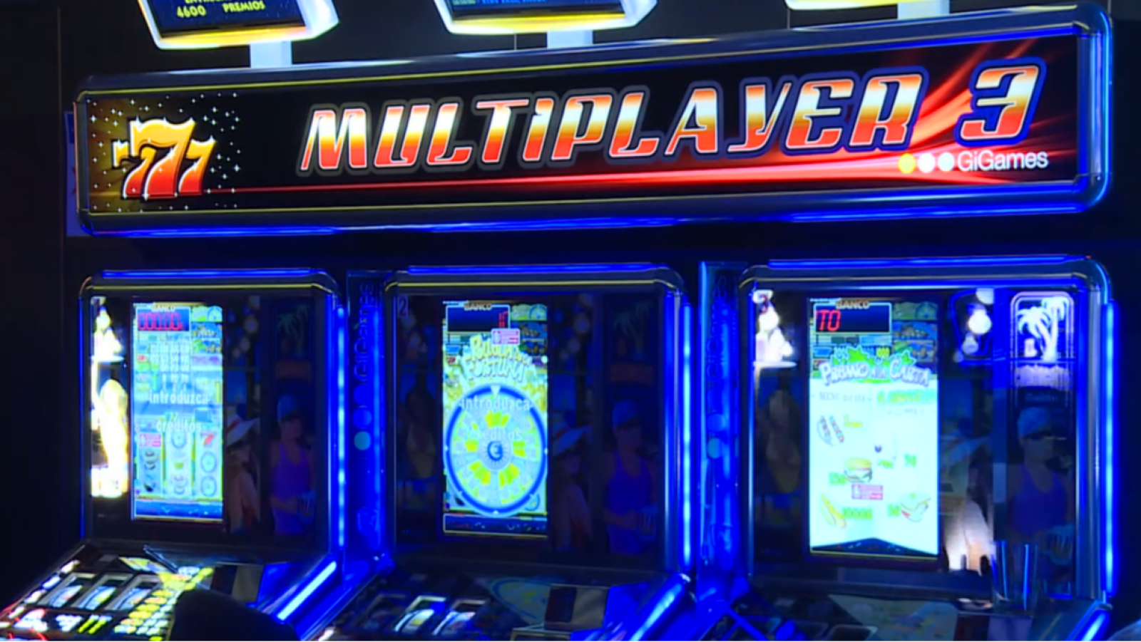 Un hombre recoge firmas para terminar con las tragaperras | Ver