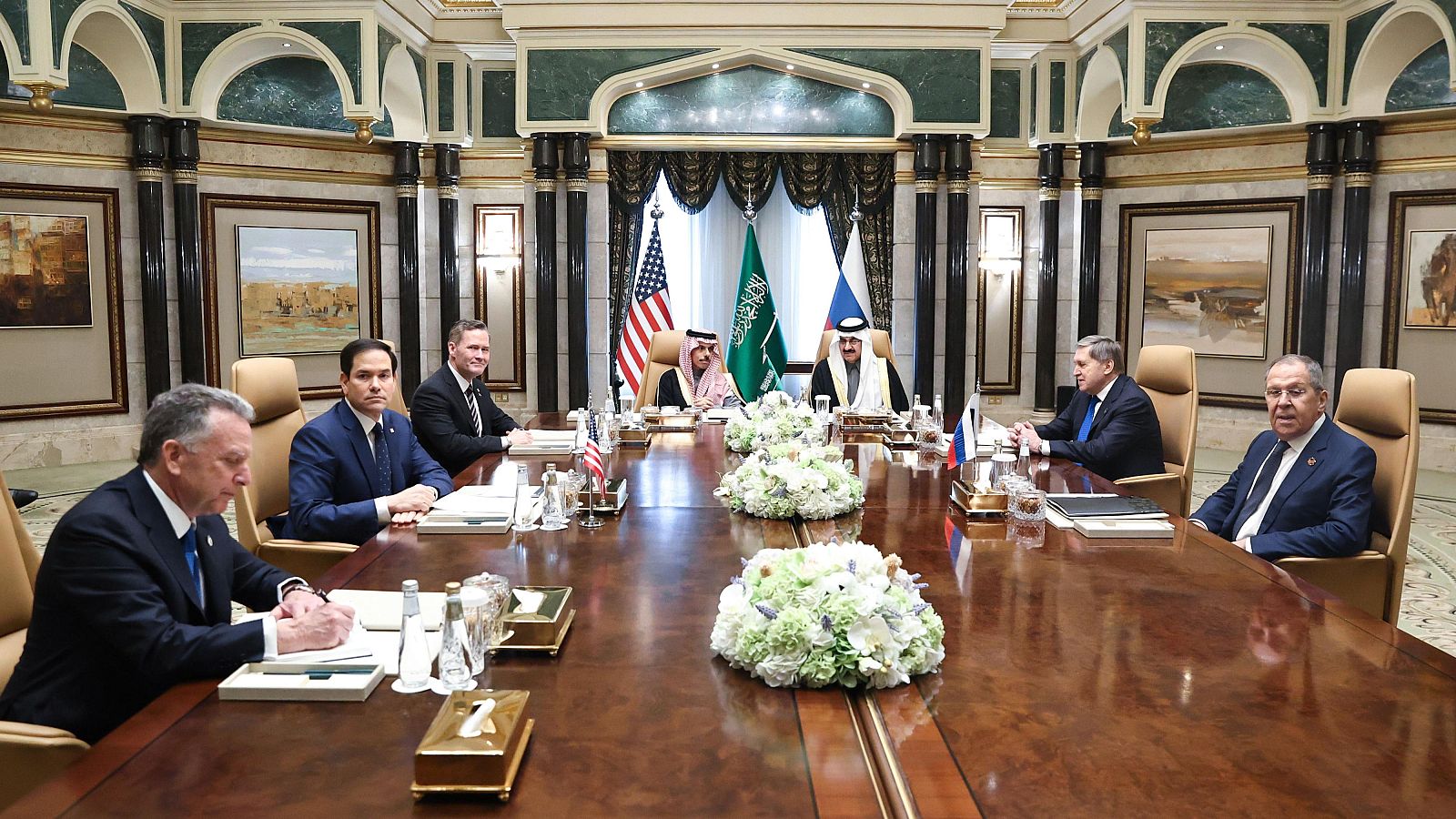 Moscú y Washington sientan las bases para debatir el fin de la guerra en Riad | Ver