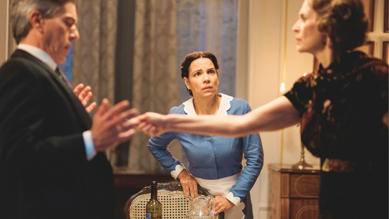 Maruja amenaza a Emiliano con un cuchillo - Salón de té La Moderna | Ver