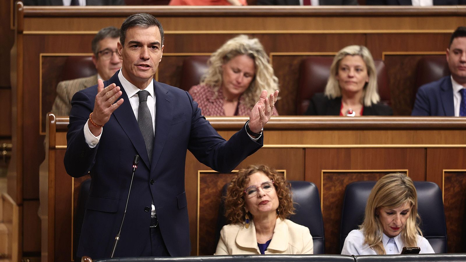 Polémica por la tributación del SMI en el Congreso - Telediario 1 | Ver