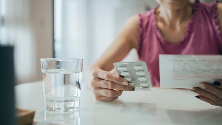 Telediario 1 - Europa plantea cambiar los prospectos en papel de los medicamentos por códigos QR