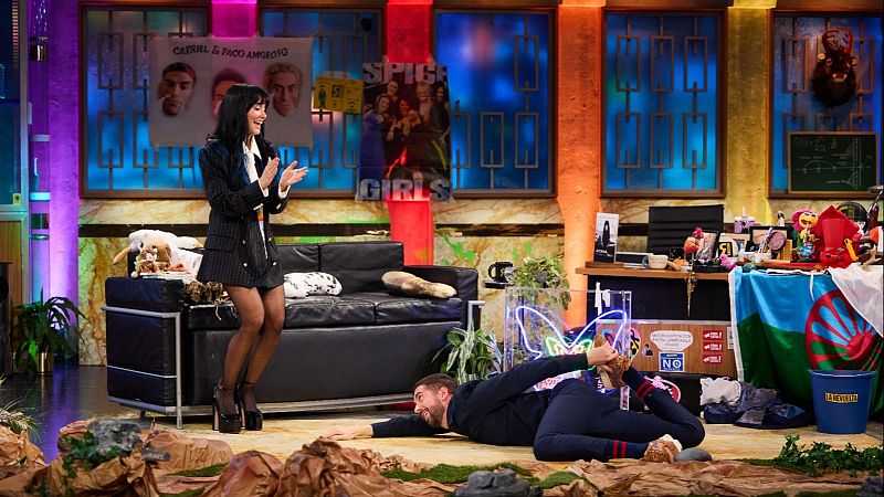 La Revuelta | Aitana enseña a Broncano el baile del culo 19/2/25 - La Revuelta | Ver