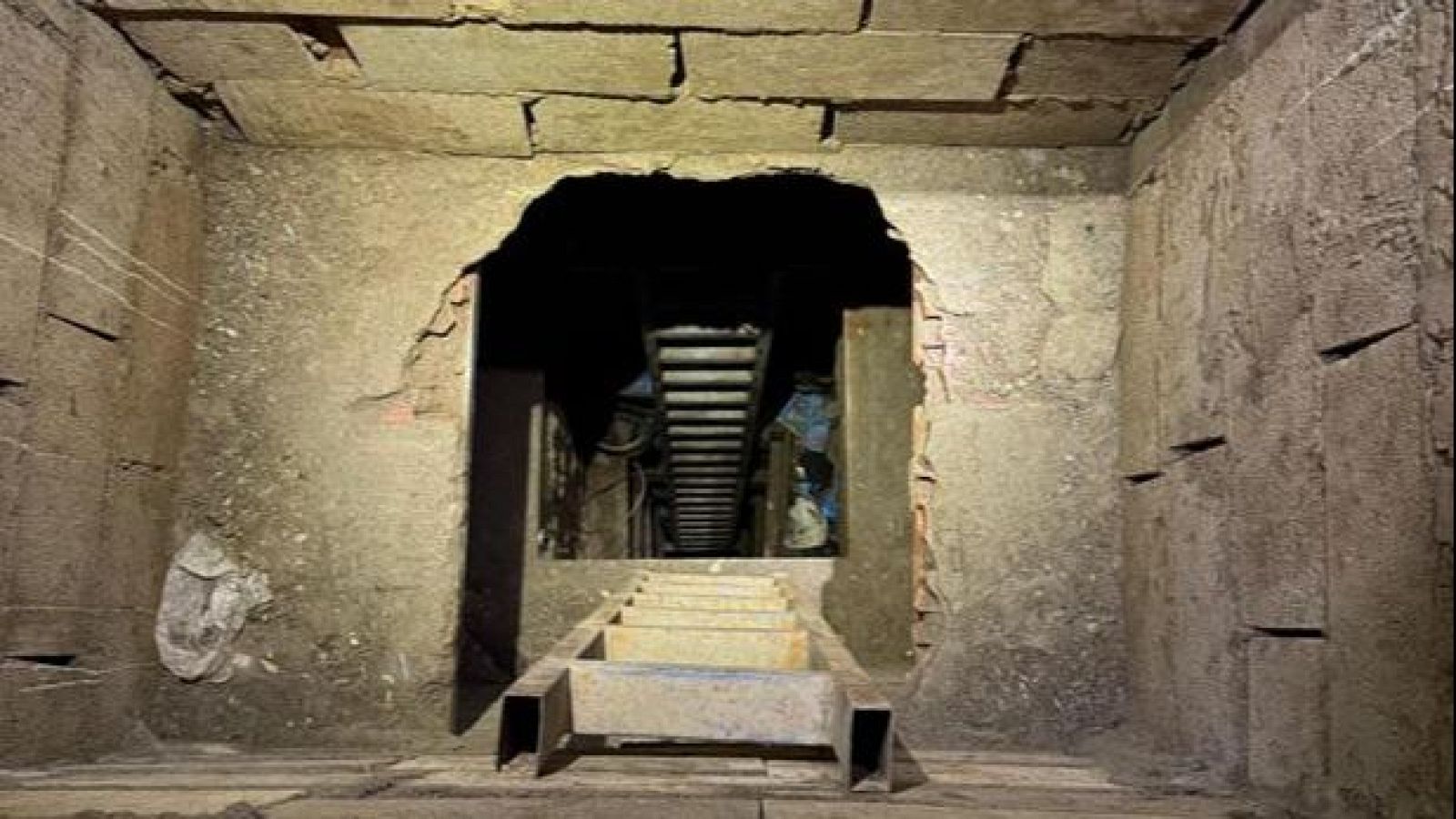 Hallan un túnel en Ceuta que podría haber sido utilizado por narcos - La tarde en 24h | Ver