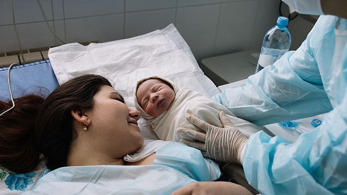 Telediario 2 - Sube la natalidad por primera vez en 10 años en España y sigue bajando en Galicia