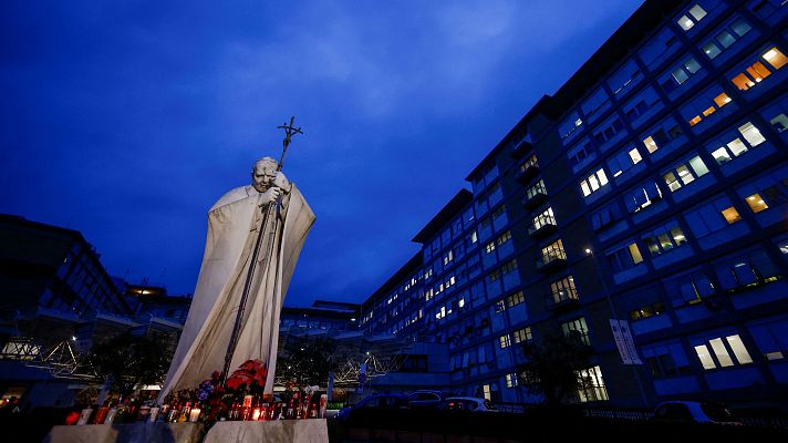 Telediario 2 - El papa Francisco muestra "una ligera mejoría" y permanece "estable"