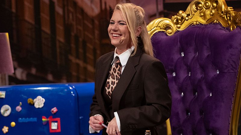 Raquel Sánchez Silva nos cuenta cómo se les da la costura a los famosos. La cómica Lucía Montoya se cree casi famosa y sus caprichos.Tania Llasera  llega Al cielo con ella para hablar de maternidad y cuerpos no normativos. Y atentos a Clara Ingold, el nuevo fichaje del programa.