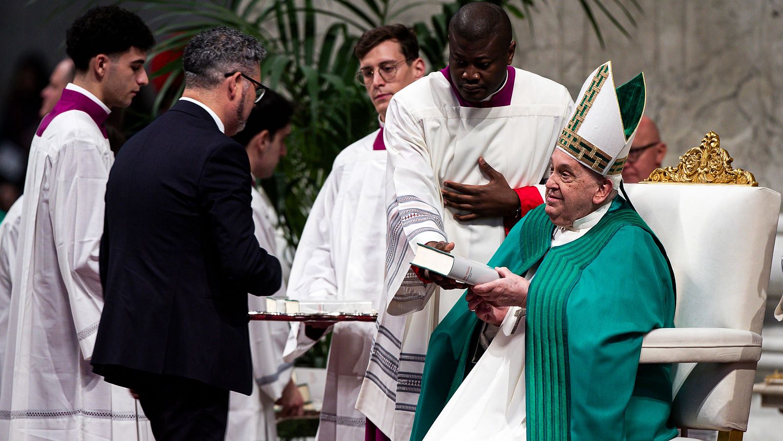 El estado del papa Francisco "mejora ligeramente" y no tiene fiebre | Ver