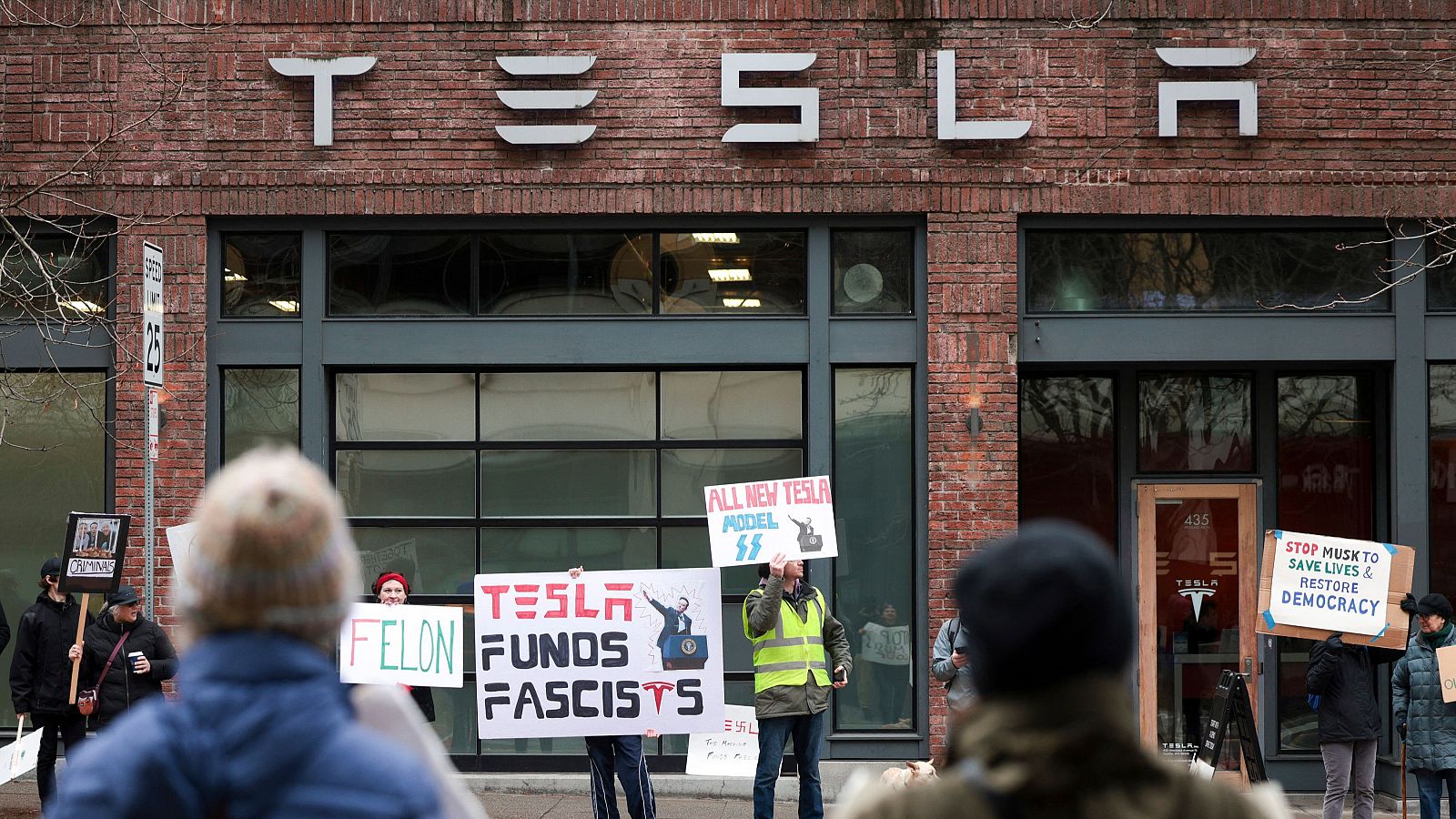 Musk en Alemania, de abrir la primera fábrica de Tesla a apoyar a la extrema derecha - Telediario 2 | Ver