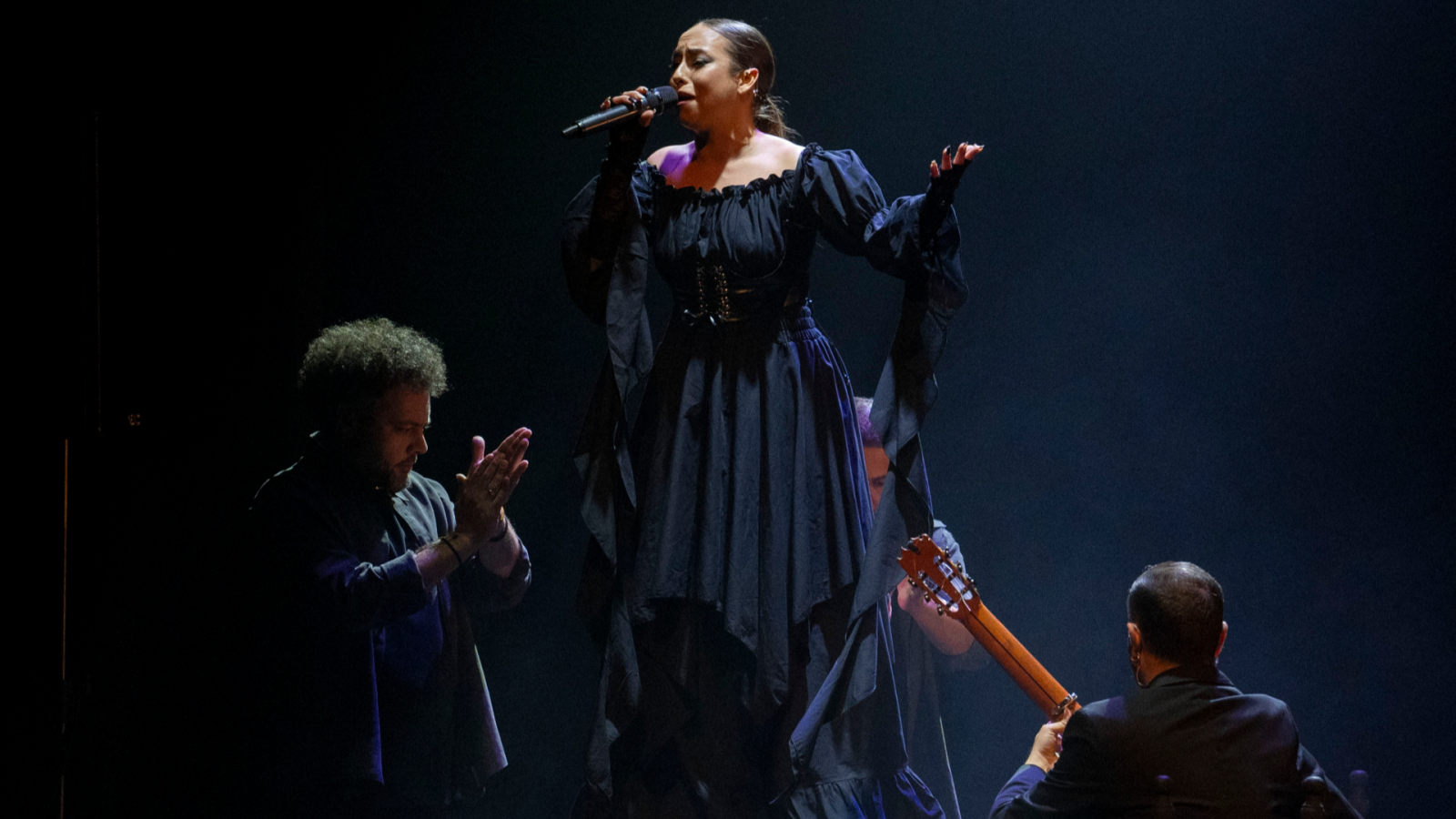 María Terremoto encuentra la paz emocional en su nuevo álbum: 'Manifiesto' | Ver