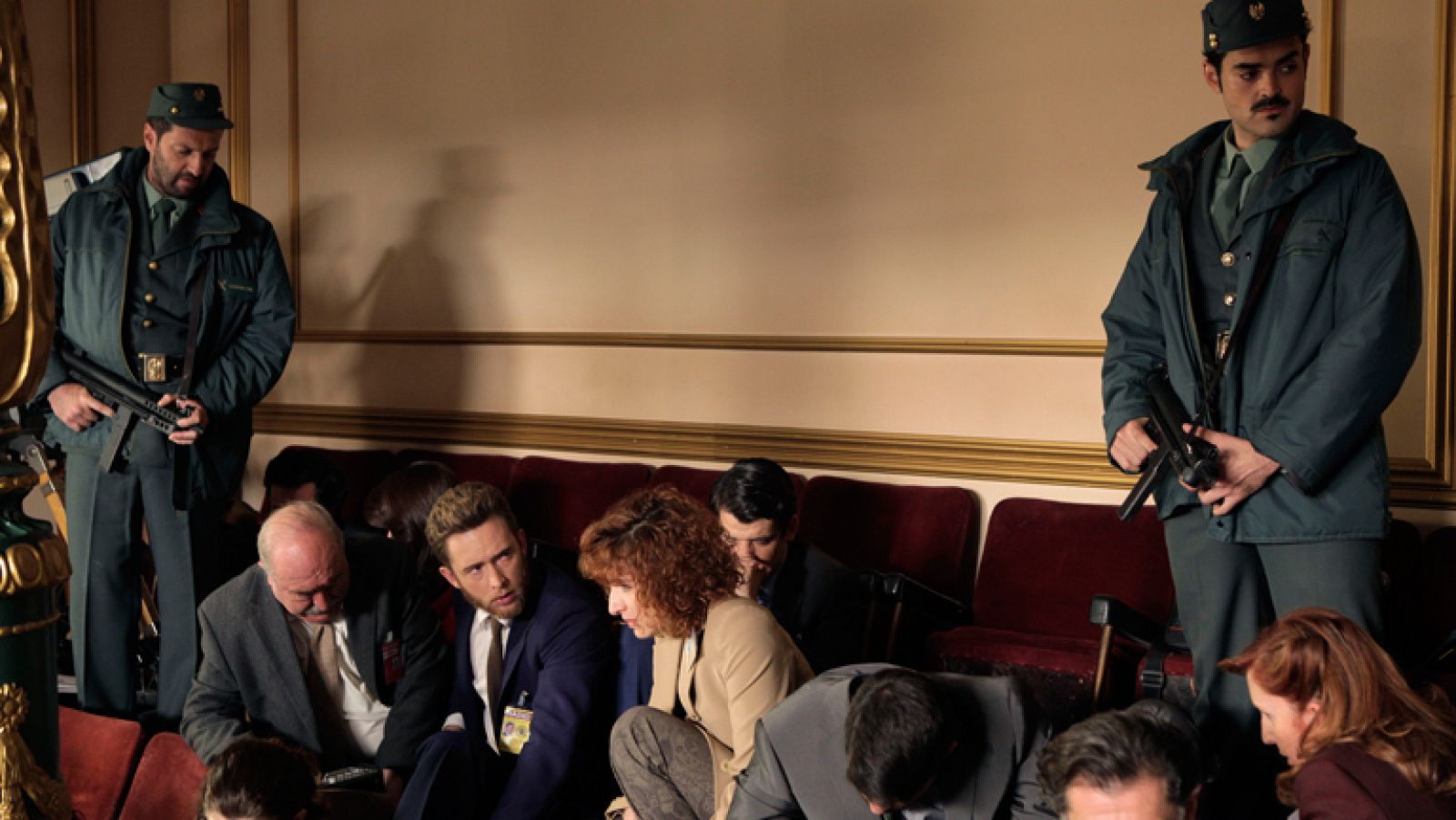 Cuéntame cómo pasó - Así vivió Toni el golpe de Estado desde el interior del Congreso (Cap. 235) | Ver