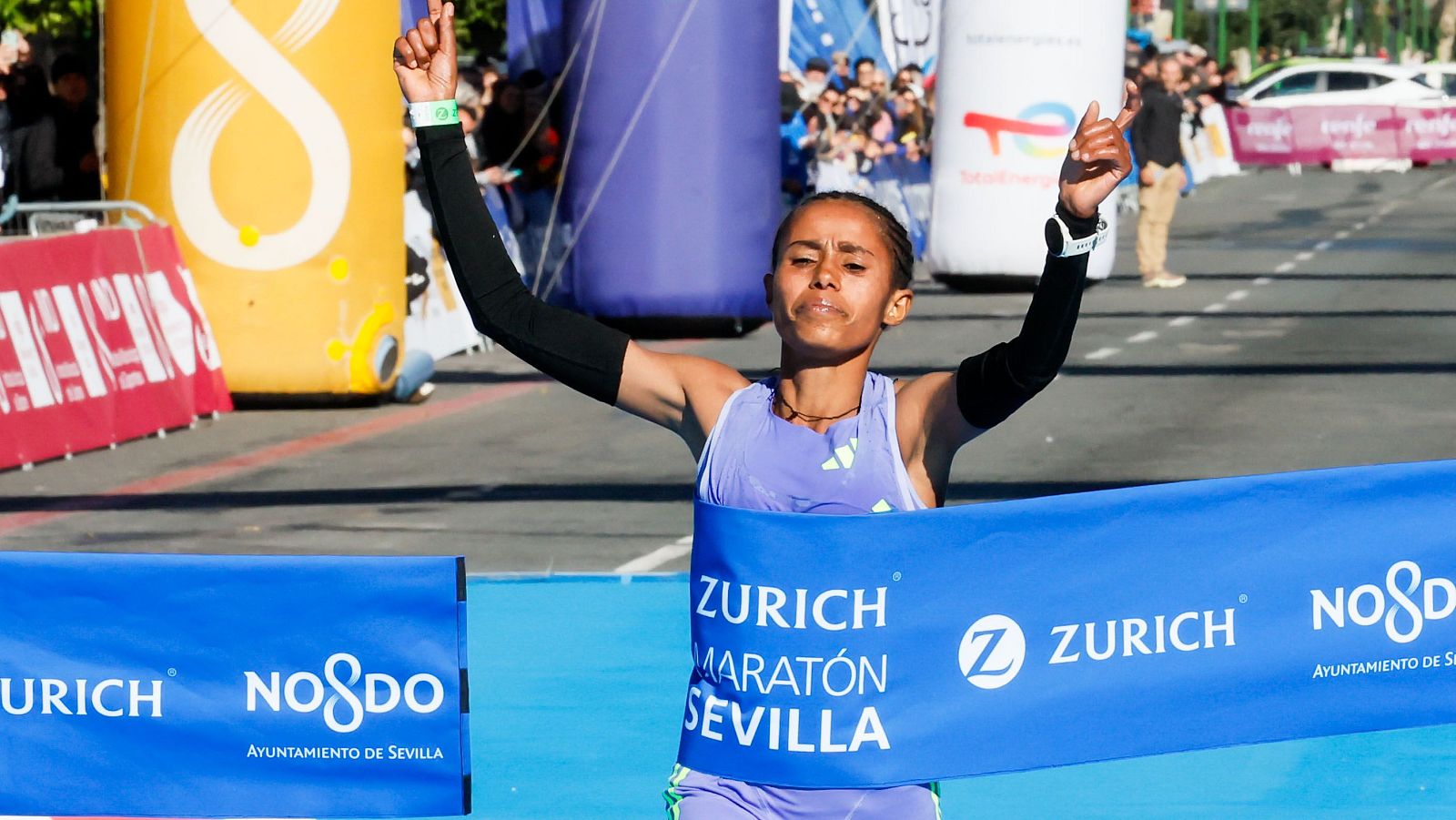 La etíope Anchinalu Dessie se lleva la Maratón de Sevilla | Ver