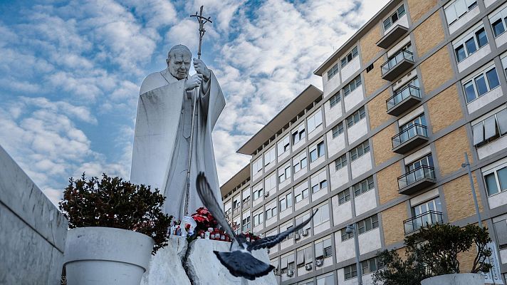 El papa asegura que continúa con \"confianza\" su hospitalización