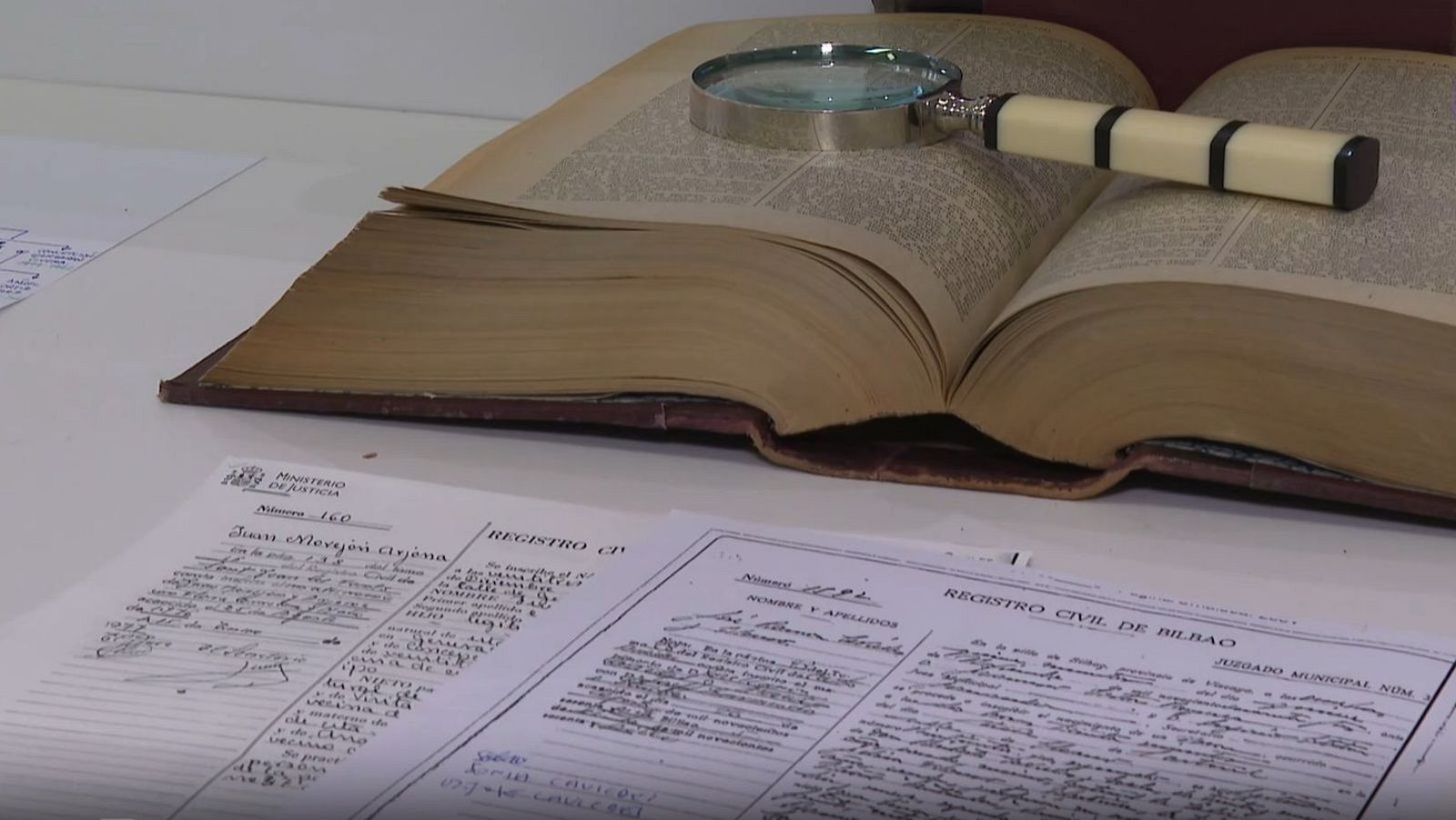 Nuevas empresas se encargan de buscar herederos | Ver