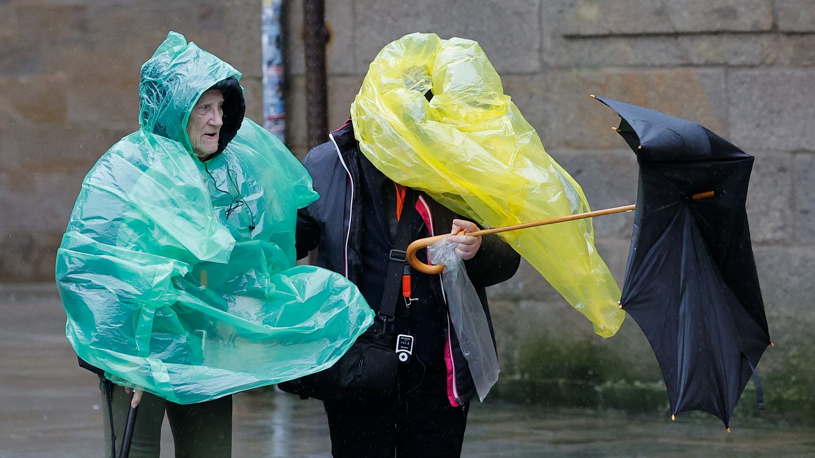 Lluvia y viento fuerte en Galicia y tiempo anticiclónico en el resto del país - El tiempo | Ver