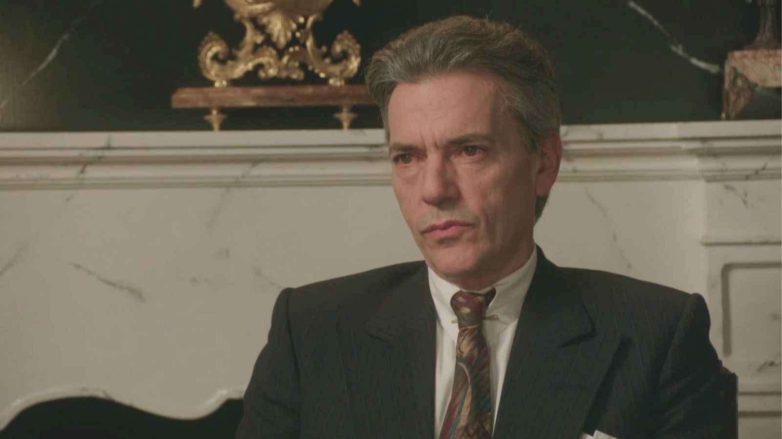 Emiliano descubre que Lázara dejó una carta - Salón de té La Moderna | Ver