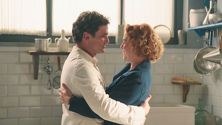 Salón de té La Moderna - Antonia se despide de Pietro antes de irse al rodaje