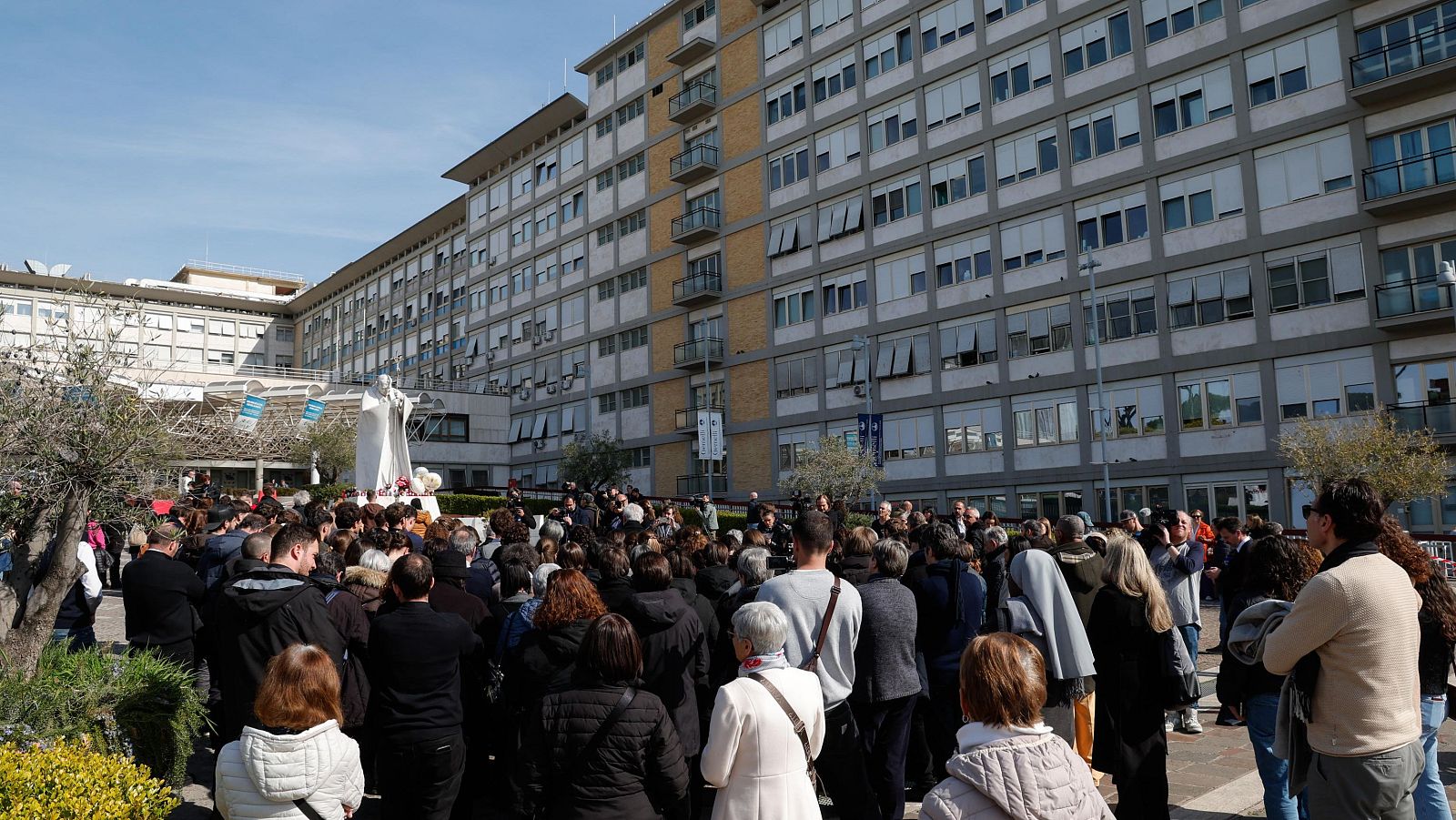 El Papa sigue ingresado con pronóstico reservado pero pasa buena noche | Ver