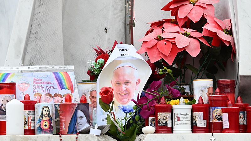 La salud del papa presenta una "leve mejoría" y su insuficiencia renal "no es preocupante"