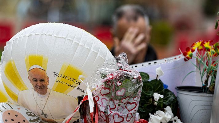 Telediario 1 - Los católicos muestran al papa su cariño y rezan para que recupere la salud