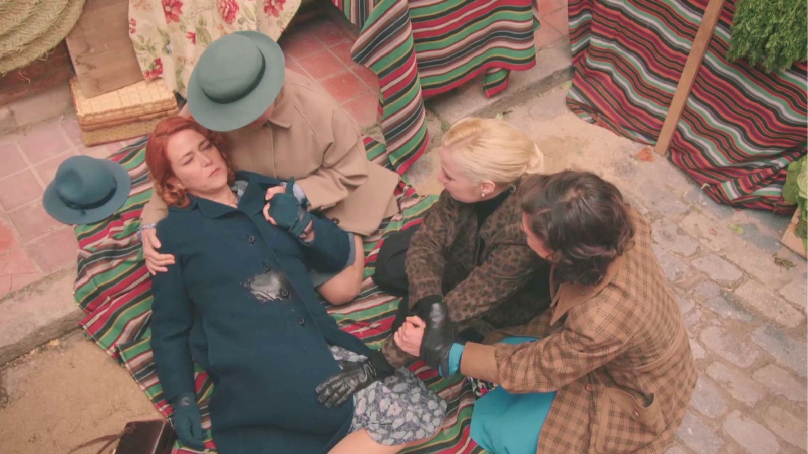 Antonia muere en los brazos de Esperanza - Salón de té La Moderna | Ver