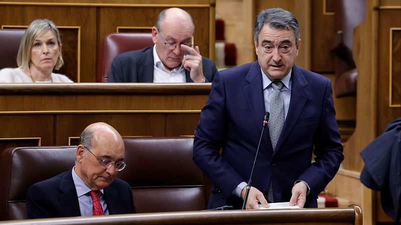 El Congreso ovaciona a Aitor Esteban en su última pregunta en la sesión de control