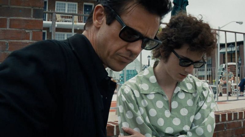 Bob Dylan (Timothée Chalamet) y Johnny Cash (Boyd Holbrook), en 'A complete unknown' - Cultura en Rtve.es | Ver