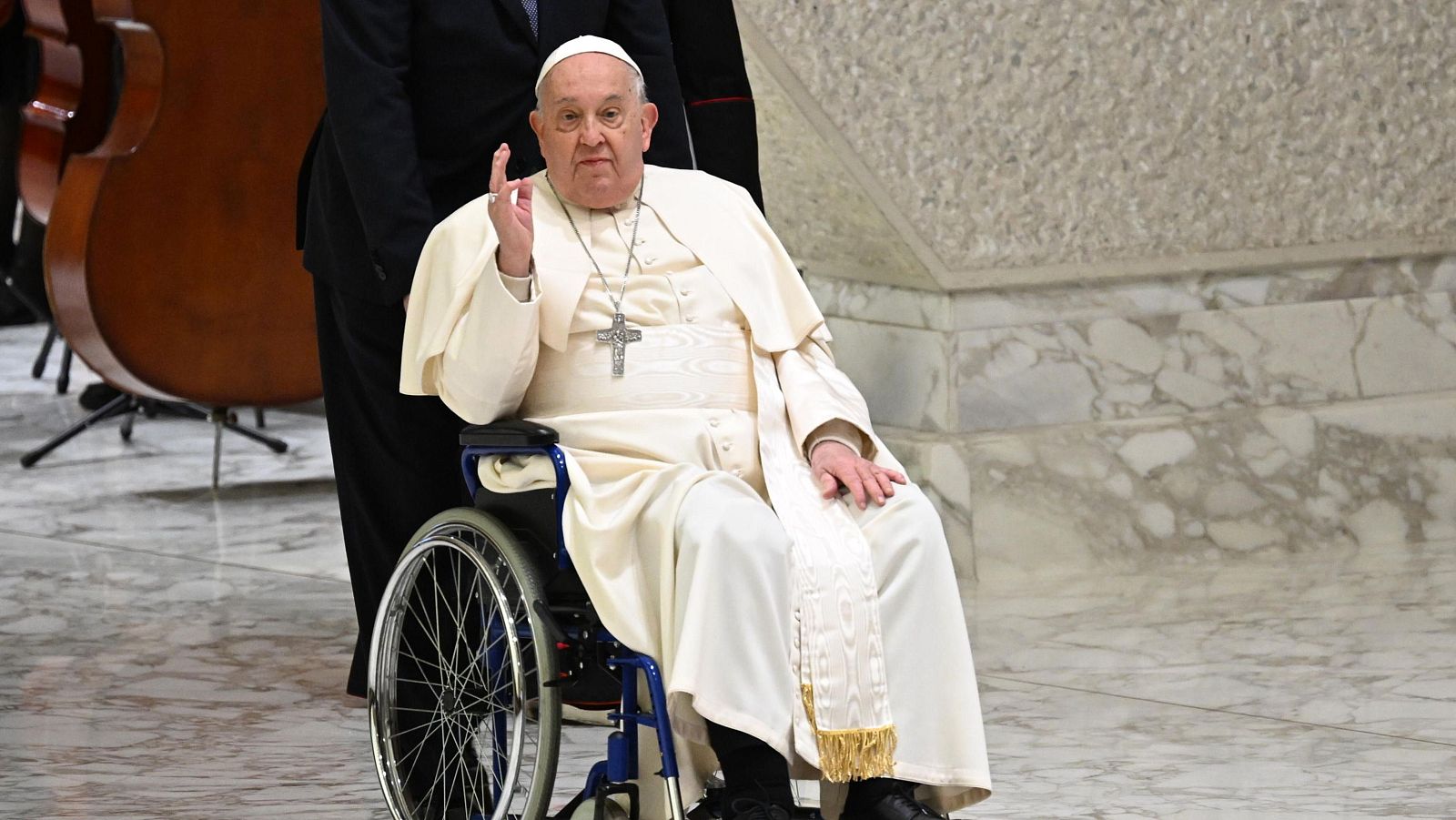 El papa Francisco ha pasado una noche "tranquila" y "está descansando", aunque continúa en estado "crítico" - Informativo 24h | Ver