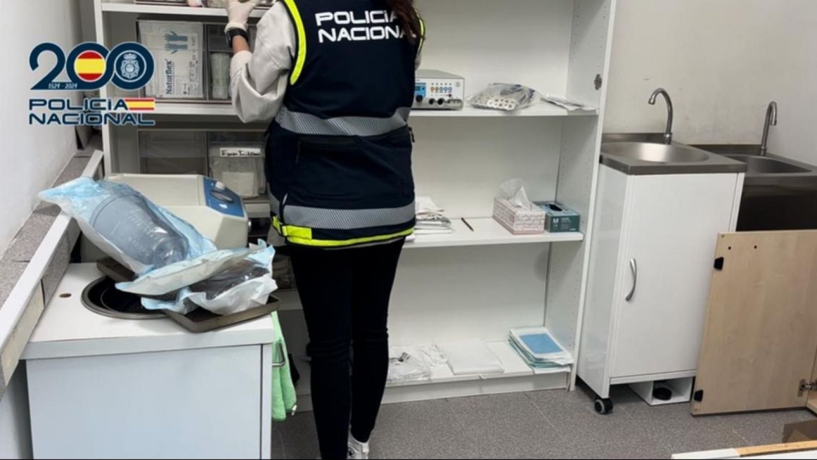 Clausuran un quirófano clandestino de cirugía estética en Madrid - Telediario 1 | Ver