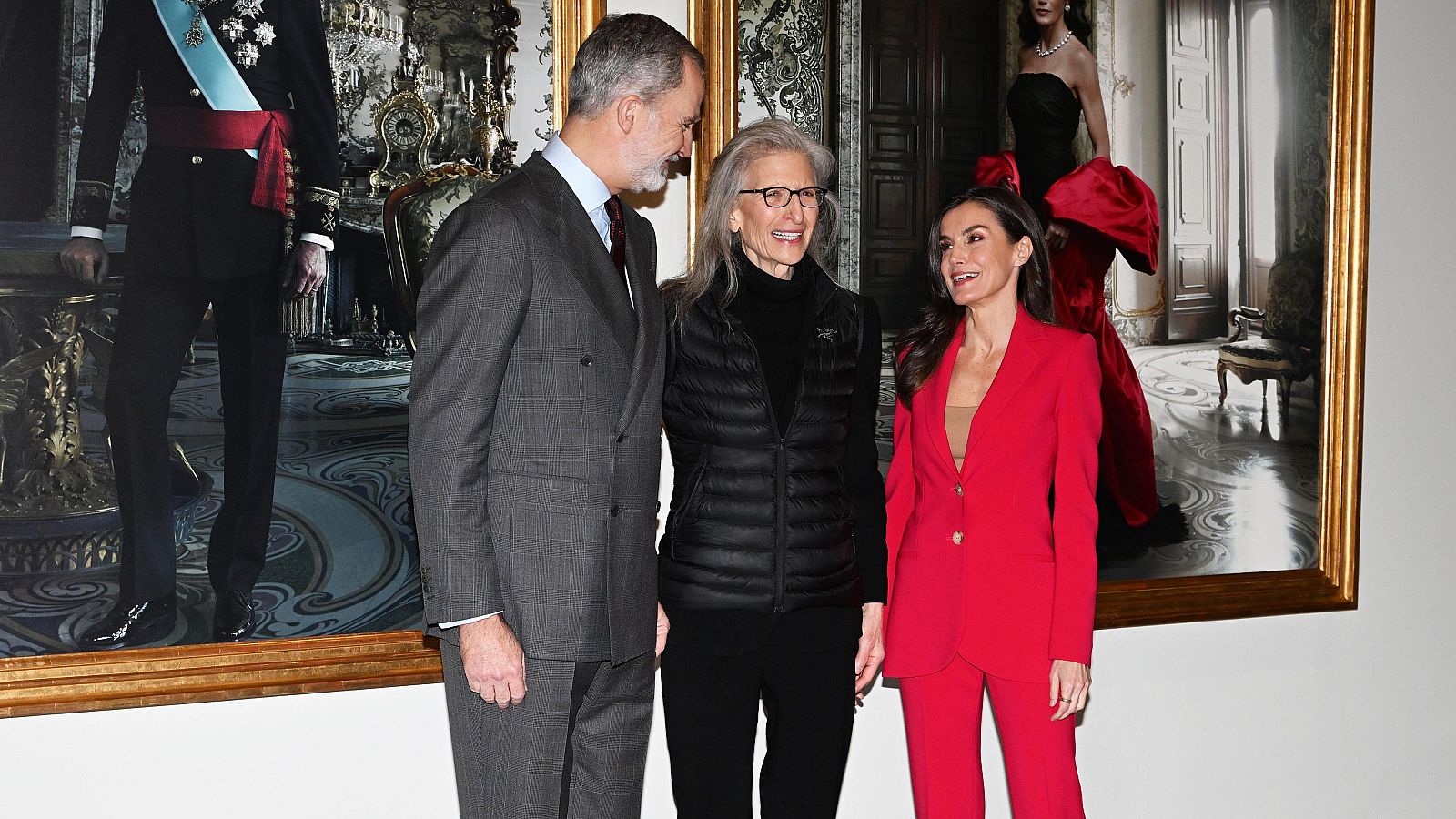 Felipe VI y la reina Letizia contemplan por primera vez sus retratos junto a la fotógrafa Annie Leibovitz | Ver