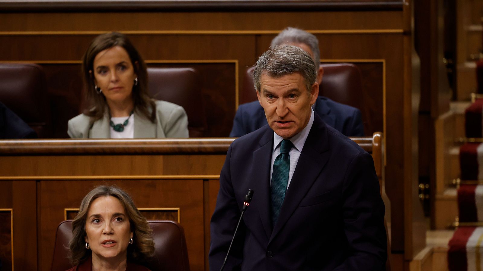 Feijóo evita pronunciarse sobre si sigue apoyando a Mazón tras su nueva versión y los partidos le piden "responsabilidades" - Telediario 1 | Ver