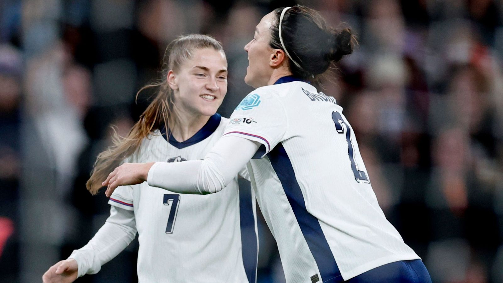 Jessica Park  adelanta a Inglaterra tras un rechace (1-0) - Fútbol | Ver