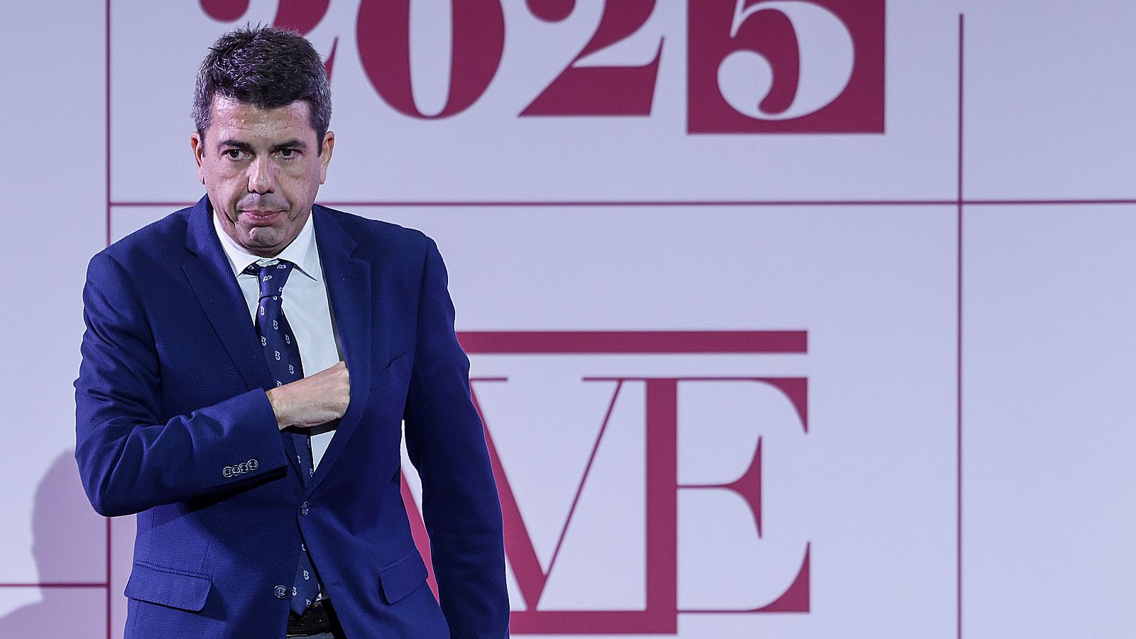 Mazón recibe abucheos y gritos de "dimisión" en un acto sobre educación - La hora de La 1 | Ver