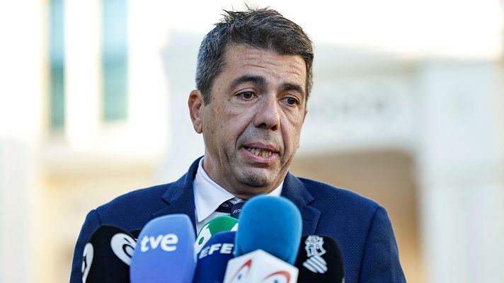 El presidente de la Generalitat Valenciana, con expresión seria, habla ante micrófonos de medios de comunicación, aparentemente respondiendo a acusaciones.  Se observa un titular: \"Que dejen de mentir ya\".