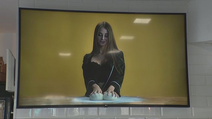 Telediario 1 - Denunciado un panadero de Barcelona por exhibir imágenes de mujeres amasando pan en ropa interior