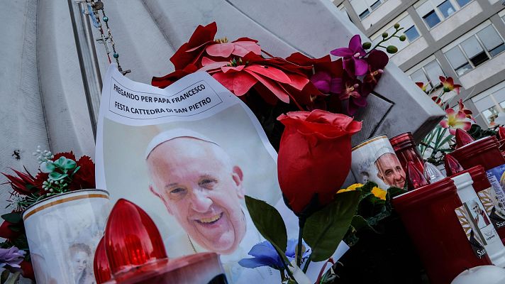 Telediario 2 - Los médicos confirman que el papa sigue mejorando y ya no hablan de situación crítica