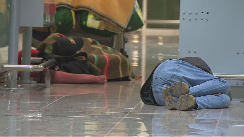 El número de personas sin hogar que duermen en el aeropuerto del Prat se multiplica por seis, según sindicatos