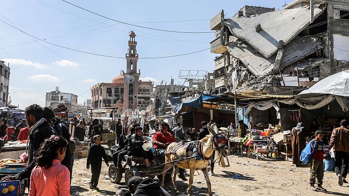 Gazatíes en el mercado de Jan Yunis antes del Ramadán
