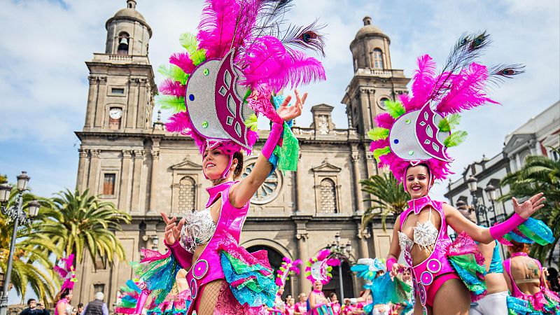 Llega Carnaval: disfraces originales, la elección de la reina en Las Palmas y la final del COAC de Cádiz