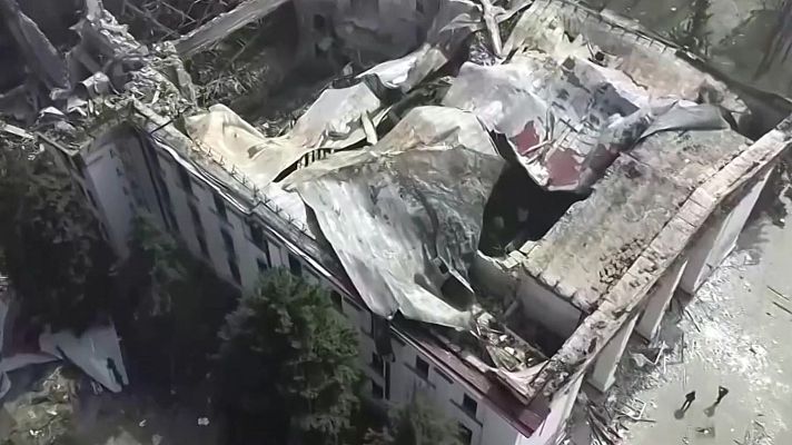 Telediario 2 - Un equipo de RTVE muestra cómo es la vida en Mariúpol tras la ocupación rusa