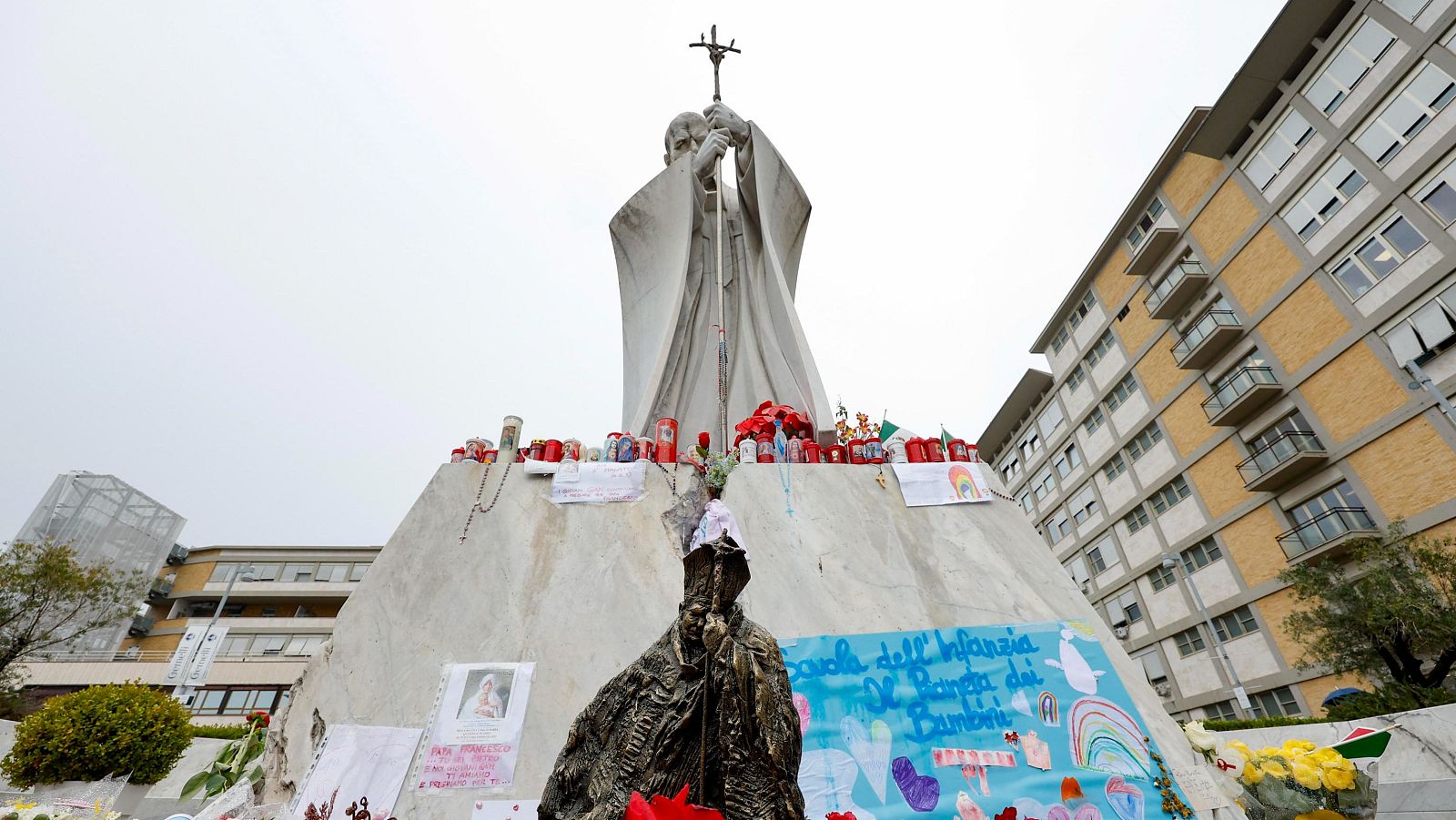 El papa pasa "una noche tranquila" tras una crisis por brocoespasmo | Ver