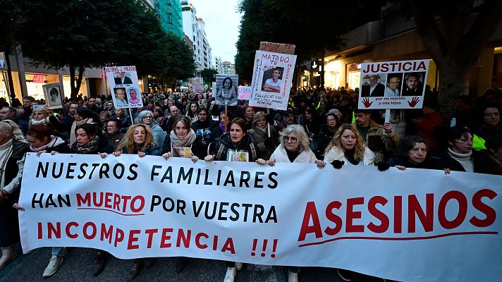 Telediario 2 - Miles de personas piden justicia en Valencia cuatro meses después de la dana: "Feijóo tiene que cesar a Mazón"