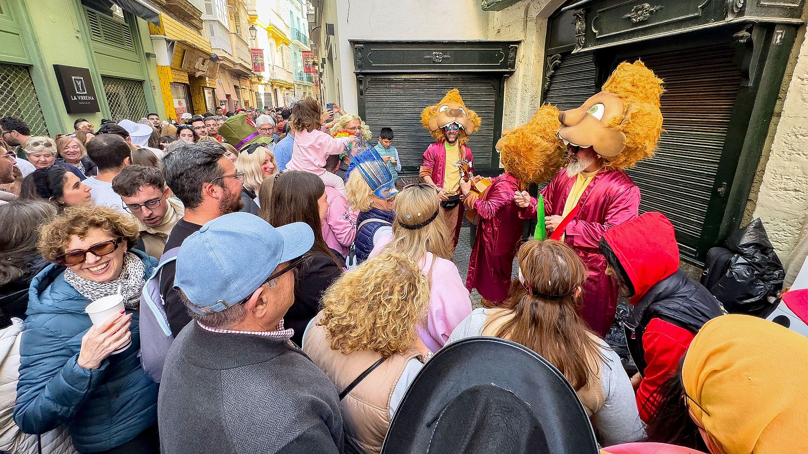 El sábado de carnaval llena las calles de alegría y coplas - Telediario Fin de Semana | Ver