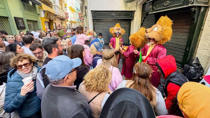 Telediario Fin de Semana - El sábado de carnaval llena las calles de alegría y coplas