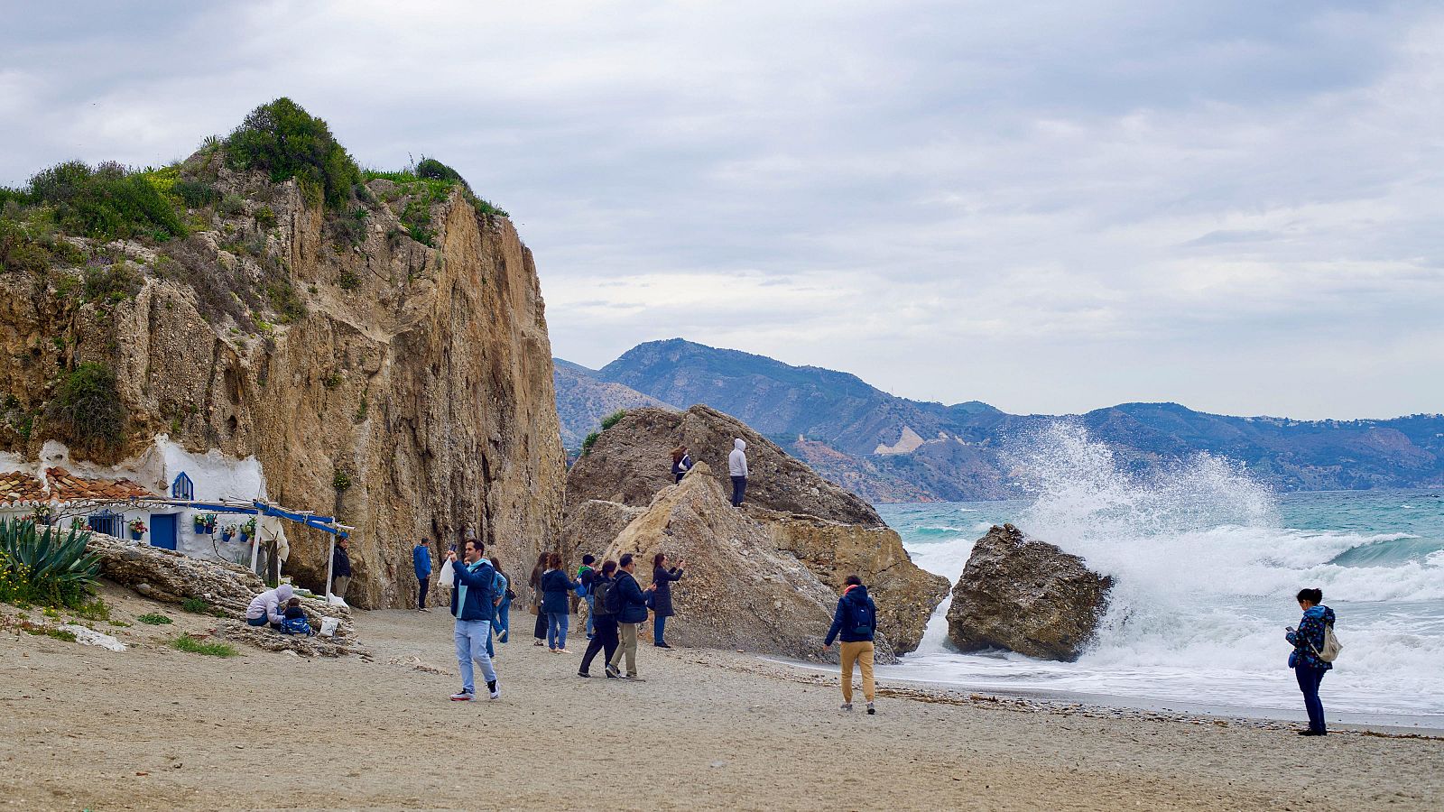Vuelve el tiempo invernal este domingo con varias comunidades con alertas por nieve, lluvias y fenómenos costeros - Telediario Fin de Semana | Ver