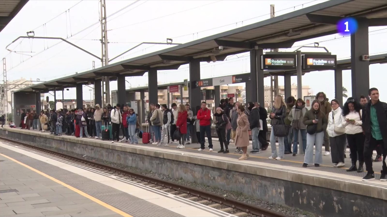 Millora la situació a les estacions de RENFE afectades pels talls a les línies R2 sud i R4 - L'informatiu - Comunitat Valenciana | Veure
