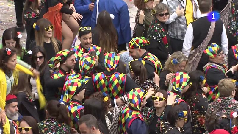 Vilanova i la Geltrú celebra el tradicional diumenge de comparses - L'Informatiu | Veure