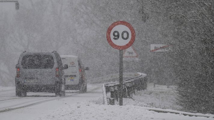 Informativo 24h - La nieve bloquea varias carreteras: "Hemos avanzado 20 metros en cuatro horas"